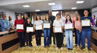 LS: Alunos recebem MoÃ§Ã£o de Aplausos da CÃ¢mara de Vereadores por participar do programa de intercÃ¢mbio â€œGanhando o Mundoâ€